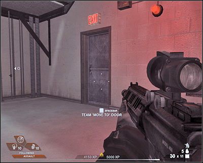 Otwórz drzwi i zlikwiduj stojącego za nimi oponenta (screen) - Hala wystawowa (cz.1) | Akt 4 - Centrum konferencyjne | Rainbow Six Vegas 2 - Tom Clancys Rainbow Six Vegas 2 - poradnik do gry