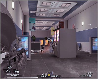 Po dotarciu do schodów pozostaw w tym miejscu członków drużyny, ustawiając ich za znajdującymi się tu zasłonami - Południowa hala (cz.3) | Akt 4 - Centrum konferencyjne | Rainbow Six Vegas 2 - Tom Clancys Rainbow Six Vegas 2 - poradnik do gry