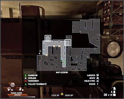 Jeśli chcesz jak najszybciej dotrzeć do zakończenia, pozostań na parterze i skieruj się do przedstawionych na screenie drzwi - Hala sportowa (cz.4) | Akt 3 - Centrum rekreacyjne | Rainbow Six Vegas 2 - Tom Clancys Rainbow Six Vegas 2 - poradnik do gry