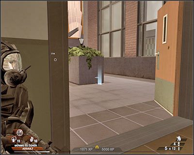 Jeśli okoliczne roślinki ograniczają Ci widoczność, wycofaj się do mijanych wcześniej okiennic i z tego miejsca (screen) pozbaw życia paru wrogów - Hala sportowa (cz.3) | Akt 3 - Centrum rekreacyjne | Rainbow Six Vegas 2 - Tom Clancys Rainbow Six Vegas 2 - poradnik do gry