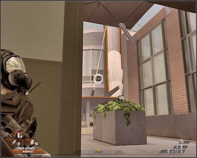 Teraz zajmij się innymi przeciwnikami, broniącymi dostępu do hali sportowej - Hala sportowa (cz.3) | Akt 3 - Centrum rekreacyjne | Rainbow Six Vegas 2 - Tom Clancys Rainbow Six Vegas 2 - poradnik do gry