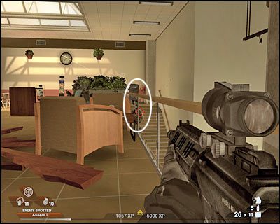 Zejdź na zabezpieczony parter i skieruj się do drzwi zlokalizowanych niedaleko schodów - Hala sportowa (cz.2) | Akt 3 - Centrum rekreacyjne | Rainbow Six Vegas 2 - Tom Clancys Rainbow Six Vegas 2 - poradnik do gry