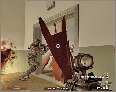 Swoich ludzi rozstaw za jednym z obiektów zlokalizowanych na lewo od drzwi - Hala sportowa (cz.2) | Akt 3 - Centrum rekreacyjne | Rainbow Six Vegas 2 - Tom Clancys Rainbow Six Vegas 2 - poradnik do gry