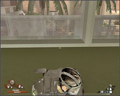 Jeśli jednak strażnicy na dole zostali zaalarmowani, od razu skieruj się w stronę wyjścia, z którego korzystał pierwszy zabity przeciwnik - Hala sportowa (cz.1) | Akt 3 - Centrum rekreacyjne | Rainbow Six Vegas 2 - Tom Clancys Rainbow Six Vegas 2 - poradnik do gry