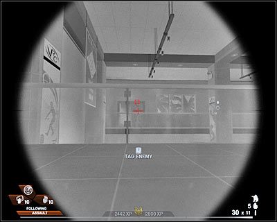 Jeśli drugiego przeciwnika zabiłeś w tym samym pomieszczeniu, to bardziej oddalonych wrogów możesz zaskoczyć - Hala sportowa (cz.1) | Akt 3 - Centrum rekreacyjne | Rainbow Six Vegas 2 - Tom Clancys Rainbow Six Vegas 2 - poradnik do gry