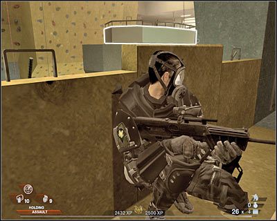 Podobnie jak wcześniej obejdź cały balkonik - Ośrodek sportowy (cz.5) | Akt 3 - Centrum rekreacyjne | Rainbow Six Vegas 2 - Tom Clancys Rainbow Six Vegas 2 - poradnik do gry