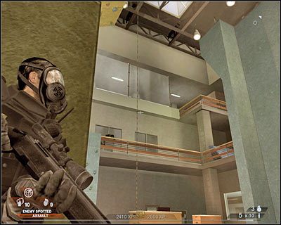 Z ukrycia wyjdź dopiero wtedy, gdy zabijesz wszystkich widocznych wrogów i w okolicy przez dłuższy czas nie pojawią się nowi terroryści - Ośrodek sportowy (cz.5) | Akt 3 - Centrum rekreacyjne | Rainbow Six Vegas 2 - Tom Clancys Rainbow Six Vegas 2 - poradnik do gry