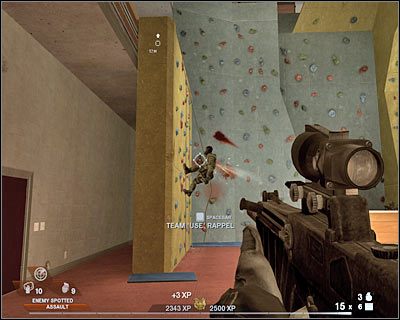 Najliczniejsza grupa przeciwników kryje się nad pomieszczeniem, z którego już wcześniej korzystałeś (screen) - Ośrodek sportowy (cz.5) | Akt 3 - Centrum rekreacyjne | Rainbow Six Vegas 2 - Tom Clancys Rainbow Six Vegas 2 - poradnik do gry