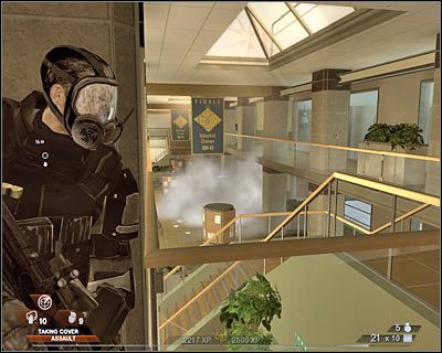 Po wyeliminowaniu pierwszej grupy zbliż się do schodów, a przez szklany dach wpadną nowi wrogowie - Ośrodek sportowy (cz.3) | Akt 3 - Centrum rekreacyjne | Rainbow Six Vegas 2 - Tom Clancys Rainbow Six Vegas 2 - poradnik do gry