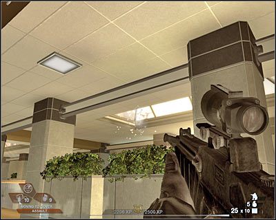 Następnie rozstaw swoich ludzi przy słupach zlokalizowanych niedaleko prowadzących na niższe piętro schodów - Ośrodek sportowy (cz.3) | Akt 3 - Centrum rekreacyjne | Rainbow Six Vegas 2 - Tom Clancys Rainbow Six Vegas 2 - poradnik do gry