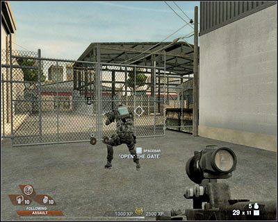 Wysłuchaj planu i koniecznie przejdź w prawo, by ukryć się w zaznaczonym na screenie miejscu - Zakłady (cz.2) | Akt 2 - Stara część Vegas | Rainbow Six Vegas 2 - Tom Clancys Rainbow Six Vegas 2 - poradnik do gry