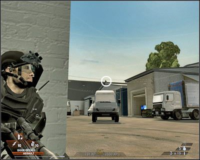 Dopiero po zlikwidowaniu snajpera zajmij się widocznym w oddali (przedstawionym na screenie) stanowiskiem maszynowym - Zakłady (cz.1) | Akt 2 - Stara część Vegas | Rainbow Six Vegas 2 - Tom Clancys Rainbow Six Vegas 2 - poradnik do gry