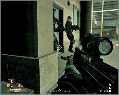 Twoi ludzie powinni zostać wewnątrz przejętego pomieszczenia - Podziemny parking (cz.2) | Akt 2 - Stara część Vegas | Rainbow Six Vegas 2 - Tom Clancys Rainbow Six Vegas 2 - poradnik do gry