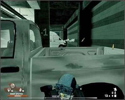 Po wstępnym zabezpieczeniu okolicy wyślij swoich ludzi do srebrnego pojazdu, zaparkowanego po lewej stronie - Podziemny parking (cz.1) | Akt 2 - Stara część Vegas | Rainbow Six Vegas 2 - Tom Clancys Rainbow Six Vegas 2 - poradnik do gry