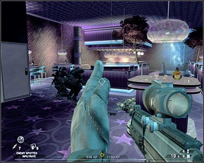 Twoje pierwsze posunięcia powinny być szczególnie agresywne, a to dlatego, że znajdziesz się pod ostrzałem z co najmniej dwu różnych stron - Klub nocny (cz.3) | Akt 2 - Stara część Vegas | Rainbow Six Vegas 2 - Tom Clancys Rainbow Six Vegas 2 - poradnik do gry