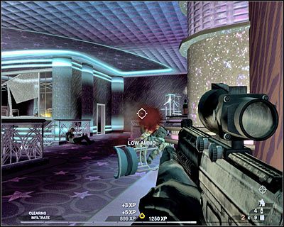 Niezwykle istotne jest również to, żeby kazać swym ludziom schować się za najbliższą osłoną (screen) - Klub nocny (cz.3) | Akt 2 - Stara część Vegas | Rainbow Six Vegas 2 - Tom Clancys Rainbow Six Vegas 2 - poradnik do gry