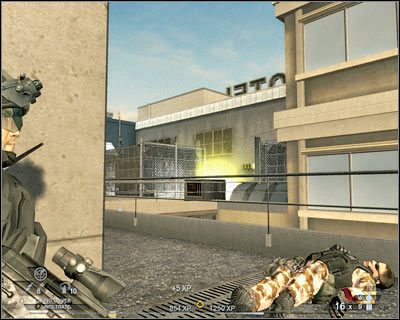 Po znalezieniu się na nowym dachu ustaw swoich ludzi za najbliższą zasłoną - Klub nocny (cz.2) | Akt 2 - Stara część Vegas | Rainbow Six Vegas 2 - Tom Clancys Rainbow Six Vegas 2 - poradnik do gry