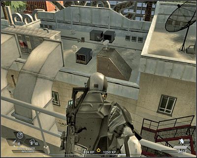 Gdy tylko dotkniesz ziemi, rozpraw się z nowym przeciwnikiem, który pojawi się na dachu budynku po prawej (screen) - Klub nocny (cz.1) | Akt 2 - Stara część Vegas | Rainbow Six Vegas 2 - Tom Clancys Rainbow Six Vegas 2 - poradnik do gry