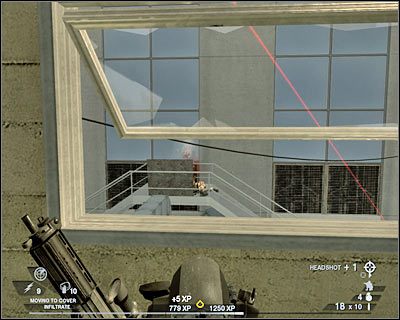 Teraz skieruj się w stronę nowego korytarza, który zaprowadzi Cię na klatkę schodową - Dachy budynków (cz.3) | Akt 2 - Stara część Vegas | Rainbow Six Vegas 2 - Tom Clancys Rainbow Six Vegas 2 - poradnik do gry