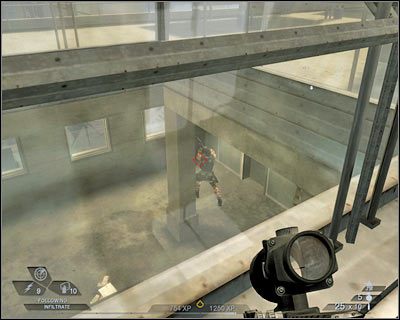 Na dole BŁYSKAWICZNIE schowaj się za pokazanym na screenie słupem, a swoich ludzi ustaw przy dowolnym ze znajdujących się tu przejść - Dachy budynków (cz.3) | Akt 2 - Stara część Vegas | Rainbow Six Vegas 2 - Tom Clancys Rainbow Six Vegas 2 - poradnik do gry