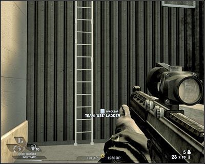 Teraz powinieneś pozbyć się wrogiego snajpera, który patroluje widoczny w oddali balkonik (screen) - Dachy budynków (cz.2) | Akt 2 - Stara część Vegas | Rainbow Six Vegas 2 - Tom Clancys Rainbow Six Vegas 2 - poradnik do gry