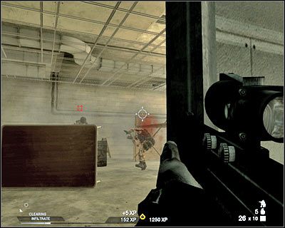 Możesz już wyjść na zewnątrz i skorzystać z pokazanej na screenie drabiny - Dachy budynków (cz.2) | Akt 2 - Stara część Vegas | Rainbow Six Vegas 2 - Tom Clancys Rainbow Six Vegas 2 - poradnik do gry