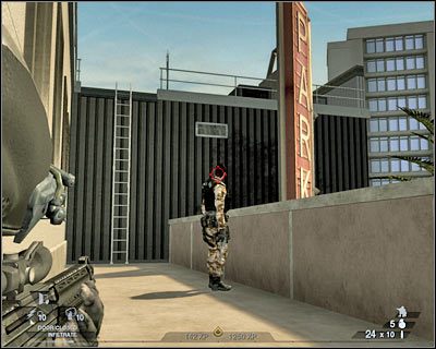 Wróć do zignorowanych wcześniej drzwi nr 2 i przeprowadź szturm na pomieszczenie, jednocześnie atakując wrogów z dwu różnych stron - Dachy budynków (cz.2) | Akt 2 - Stara część Vegas | Rainbow Six Vegas 2 - Tom Clancys Rainbow Six Vegas 2 - poradnik do gry