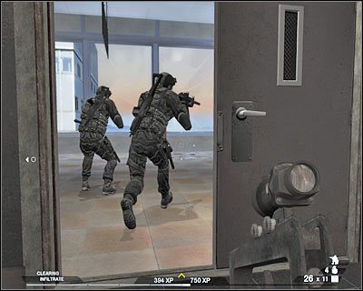 Zbierz przy sobie ludzi i ruszaj w stronę pobliskiej klatki schodowej - Zasadzka (cz.2) | Akt 1 - Pireneje | Tom Clancys Rainbow Six Vegas 2 - Tom Clancys Rainbow Six Vegas 2 - poradnik do gry