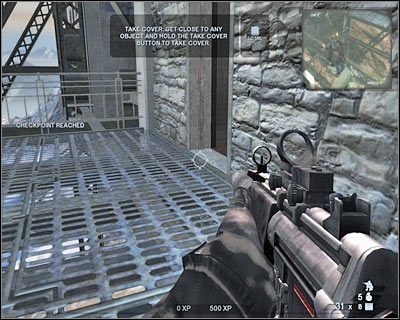 Jeśli chcesz, możesz wcale nie przyklejać się do ściany, choć wykorzystanie tej opcji w żaden sposób Ci nie zaszkodzi - Negocjacje (cz.1) | Akt 1 - Pireneje | Tom Clancys Rainbow Six Vegas 2 - Tom Clancys Rainbow Six Vegas 2 - poradnik do gry