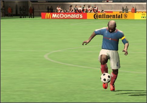 W UEFA Euro 2008 znalazło się również wiele sztuczek technicznych, które pozwalają naszemu zawodnikowi oczarować swoją grą wirtualnych kibiców - Sztuczki | Na boisku w UEFA Euro 2008 - UEFA Euro 2008 - poradnik do gry