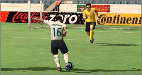 Gdy bramkarz złapie piłkę, za pomocą przycisku S wyrzuca ją ręką (im mocniej przytrzymamy przycisk, tym dalej) - Bramkarz | Na boisku w UEFA Euro 2008 - UEFA Euro 2008 - poradnik do gry