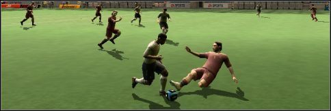 Należy pamiętać, że podczas odbierania piłki za pomocą wślizgu - w piłkę trzeba trafić czysto - Obrona | Na boisku w UEFA Euro 2008 - UEFA Euro 2008 - poradnik do gry