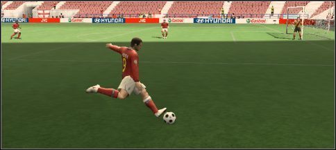 Istnieje również możliwość dokonania dalekiej wrzutki, poza główną strefę dośrodkowań - Dośrodkowujemy | Na boisku w UEFA Euro 2008 - UEFA Euro 2008 - poradnik do gry