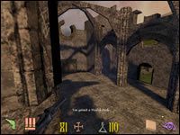 Grasuje tutaj duża ilość szkieletów, więc ignorując je od razu biegniemy do drzwi z charakterystycznym srebrnym zamkiem pośrodku - 05: ... zobaczyłem ... | Clive Barkers Undying - Clive Barkers Undying - poradnik do gry