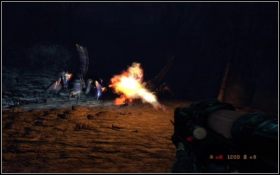 Czeka na ciebie mnóstwo robali, na szczęście znajdziesz niedaleko miotacz ognia, a teren obfitować będzie w kratery ziejące wybuchowym gazem - [Rozdział] Down and Out | Turok - Turok - poradnik do gry