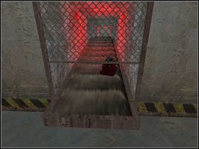 W kolejnym pomieszczeniu znajduje się kolejny przycisk oraz wrzucony wcześniej na taśmę silnik #1 - Opis przejścia (cz.2) | Rozdział III | Penumbra Przebudzenie - Penumbra: Przebudzenie - poradnik do gry