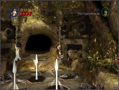 Zwróć też uwagę na otwory przed samymi wrotami - wyskoczą z nich włócznie - Chapter 1 - The Lost Temple (cz.2) - Poszukiwacze Zaginionej Arki - LEGO Indiana Jones: The Original Adventures - poradnik do gry