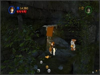 Idź przed siebie (uważaj na wyskakujące z otworów dzidy i na pająki), aż dojdziesz do przepaści i mechanizmu, który potrzebuje klucza - Chapter 1 - The Lost Temple (cz.3) - Poszukiwacze Zaginionej Arki - LEGO Indiana Jones: The Original Adventures - poradnik do gry