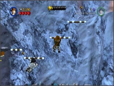 Idź w prawo, przeskocz przez przepaście i użyj drewnianych barierek, aby przedostać się dalej w prawo - Chapter 2 - Into the Mountains (cz.2) - Poszukiwacze Zaginionej Arki - LEGO Indiana Jones: The Original Adventures - poradnik do gry