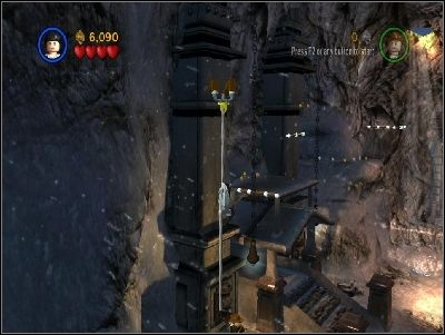 Nadal jako Marion wejdź po niej na górę i udaj się po belkach w głąb komnaty na statuę, którą wcześniej przepchnąłeś w lewo - Chapter 2 - Into the Mountains (cz.3) - Poszukiwacze Zaginionej Arki - LEGO Indiana Jones: The Original Adventures - poradnik do gry