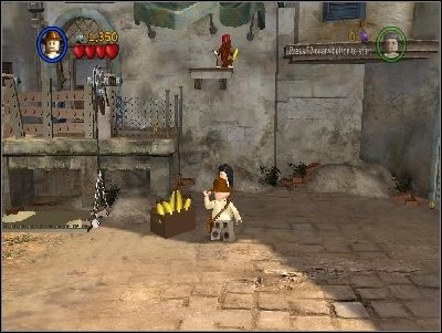 Weź z kosza banan i rzuć go małpie siedzącej u góry - Chapter 3 - City of Danger (cz.1) - Poszukiwacze Zaginionej Arki - LEGO Indiana Jones: The Original Adventures - poradnik do gry