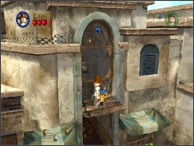 Przestaw dźwignię, wejdź po drabinie i używając dachów nad straganami jako trampolin, dojdź do klucza - Chapter 3 - City of Danger (cz.1) - Poszukiwacze Zaginionej Arki - LEGO Indiana Jones: The Original Adventures - poradnik do gry