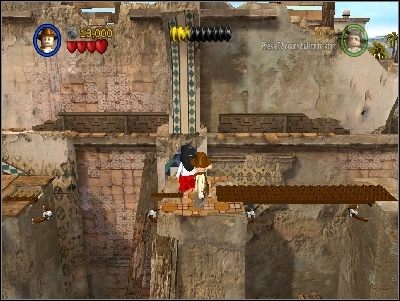 Idź w prawo, lecz uważaj, żeby nie pozostawać zbyt długo na wąskich kładkach, gdyż te bardzo szybko się zapadają - Chapter 3 - City of Danger (cz.2) - Poszukiwacze Zaginionej Arki - LEGO Indiana Jones: The Original Adventures - poradnik do gry