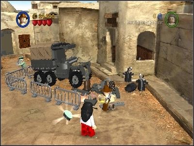 Po drugiej stronie pokonaj przeciwników i ułóż klocki przy ciężarówce - Chapter 3 - City of Danger (cz.3) - Poszukiwacze Zaginionej Arki - LEGO Indiana Jones: The Original Adventures - poradnik do gry