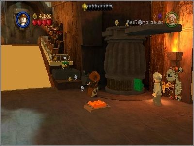 Weź ją i włóż na pokazane strzałką miejsce - Chapter 4 - The Well of Souls (cz.1) - Poszukiwacze Zaginionej Arki - LEGO Indiana Jones: The Original Adventures - poradnik do gry