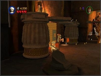 W całej komnacie są cztery takie bloki, którymi możesz kręcić - Chapter 4 - The Well of Souls (cz.2) - Poszukiwacze Zaginionej Arki - LEGO Indiana Jones: The Original Adventures - poradnik do gry