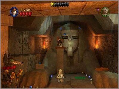 Idź po schodach na górę i wejdź na brązową windę po lewej stronie od zielonej kładki - Chapter 4 - The Well of Souls (cz.2) - Poszukiwacze Zaginionej Arki - LEGO Indiana Jones: The Original Adventures - poradnik do gry