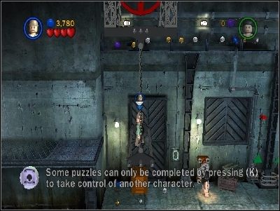 Stań Indianą na metalowym dźwigu, przełącz postać na Marion i użyj mechanizmu, aby przewieźć Indiego na drugą stronę - Chapter 6 - Opening the Ark (cz.1) - Poszukiwacze Zaginionej Arki - LEGO Indiana Jones: The Original Adventures - poradnik do gry