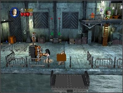 Zejdź i pozwól Marion przywołać posadzkę, dzięki której przejdziesz bezpiecznie ze skrzynią na łódź podwodną - Chapter 6 - Opening the Ark (cz.1) - Poszukiwacze Zaginionej Arki - LEGO Indiana Jones: The Original Adventures - poradnik do gry