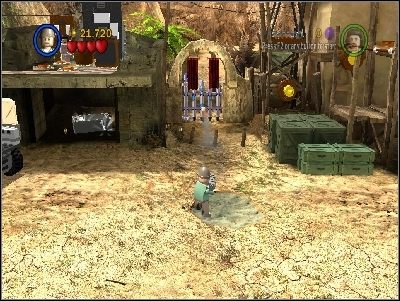 Weź z otwartego pomieszczenia wyrzutnię rakiet i zniszcz niebieskie drzwi po prawej stronie - Chapter 6 - Opening the Ark (cz.2) - Poszukiwacze Zaginionej Arki - LEGO Indiana Jones: The Original Adventures - poradnik do gry